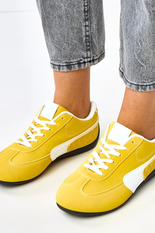 Gelbe Sportschuhe mit weißem Akzent... Gelbe Sportschuhe mit weißem Akzent...