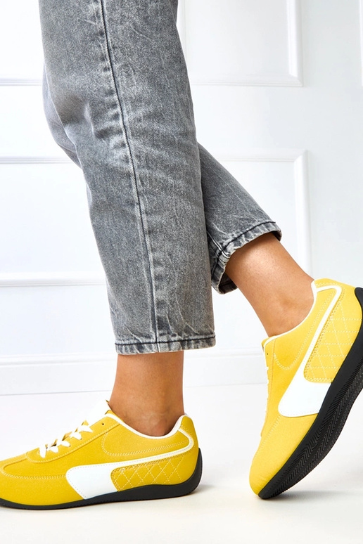 Gelbe Sportschuhe mit weißem Akzent... Gelbe Sportschuhe mit weißem Akzent...