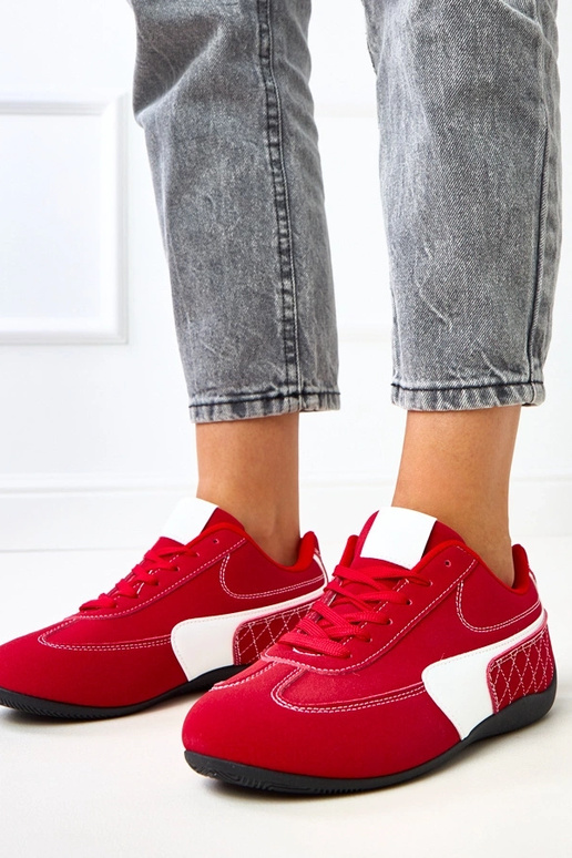 Rote Sportschuhe mit weißem Akzent... Rote Sportschuhe mit weißem Akzent...