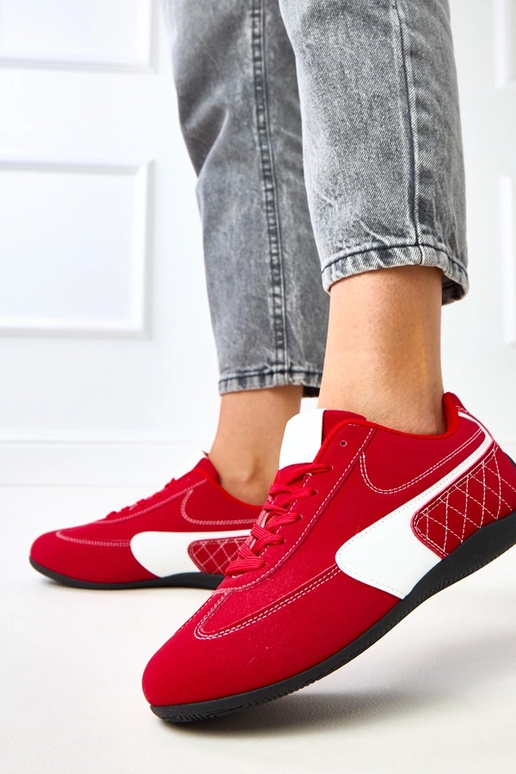 Rote Sportschuhe mit weißem Akzent... Rote Sportschuhe mit weißem Akzent...