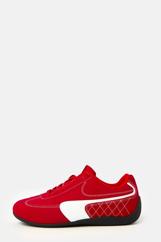 Rote Sportschuhe mit weißem Akzent... Rote Sportschuhe mit weißem Akzent...