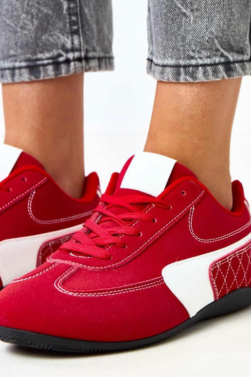 Rote Sportschuhe mit weißem Akzent... Rote Sportschuhe mit weißem Akzent...