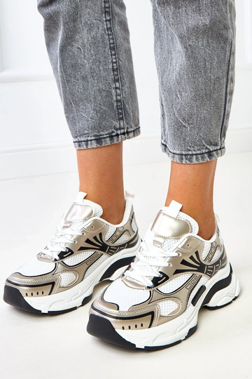 Goldene Sportschuhe auf...