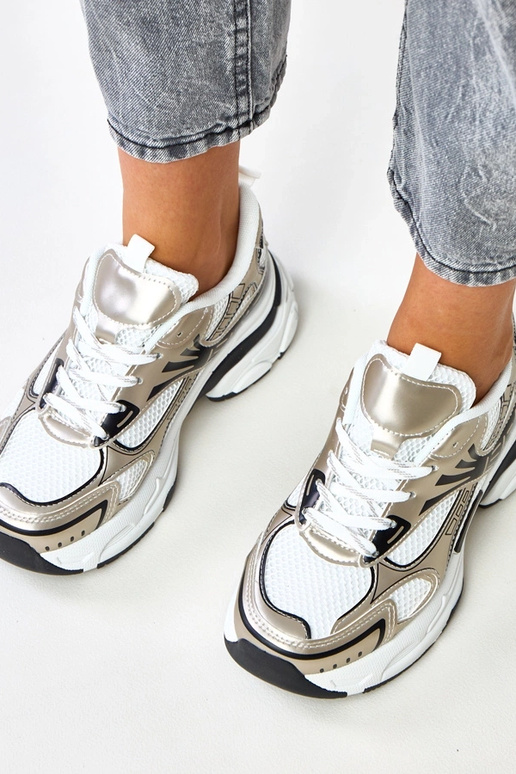 Goldene Sportschuhe auf massivem... Goldene Sportschuhe auf massivem...