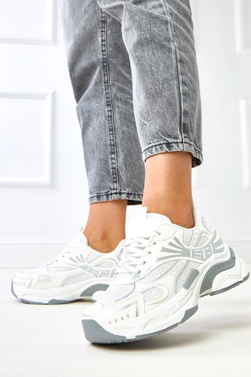 Weiße Sportschuhe auf massivem Absatz... Weiße Sportschuhe auf massivem Absatz...