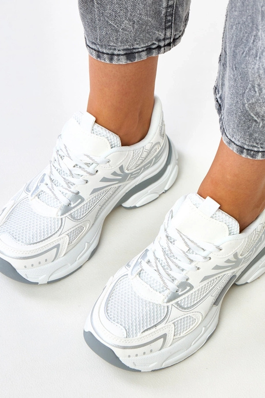 Weiße Sportschuhe auf massivem Absatz... Weiße Sportschuhe auf massivem Absatz...