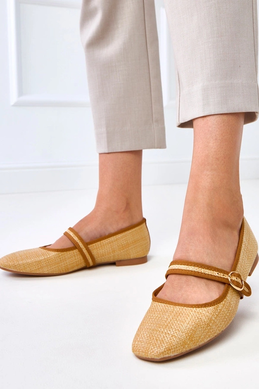 Braune geflochtene Ballerinas mit... Braune geflochtene Ballerinas mit...