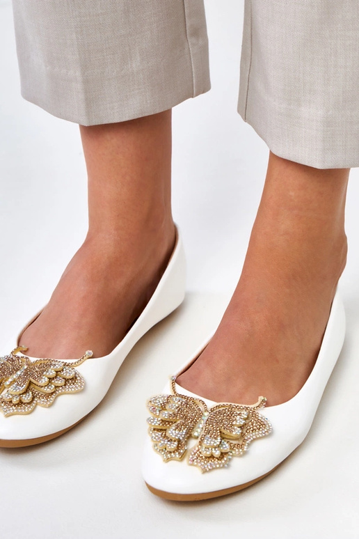 Weiße Ballerinas mit dekorativem... Weiße Ballerinas mit dekorativem...