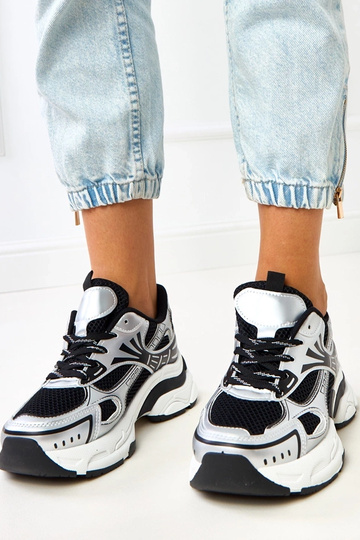 Schwarze Sportschuhe mit...