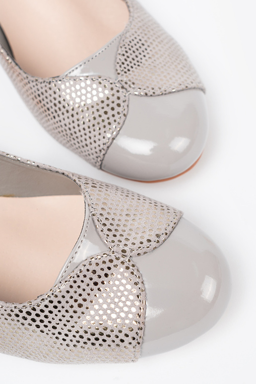 graue Farbe High Heels ze Silberm zdobieniem