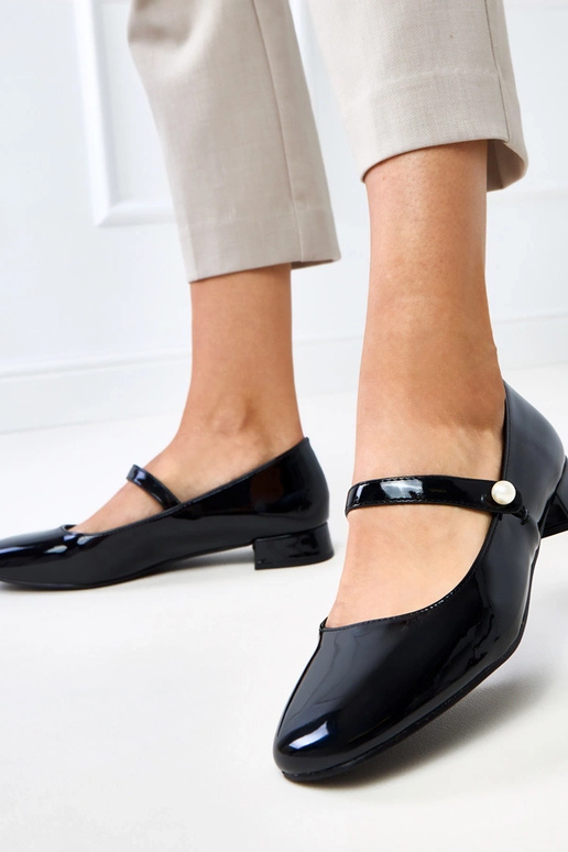 Schwarze Lack-Pumps mit Riemen, Saga Schwarze Lack-Pumps mit Riemen, Saga