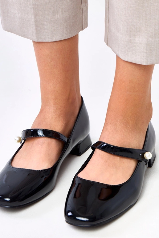 Schwarze Lack-Pumps mit Riemen, Saga Schwarze Lack-Pumps mit Riemen, Saga