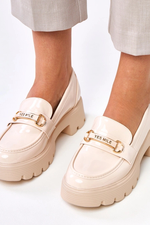 Sandfarbene Lack-Mokassins mit... Sandfarbene Lack-Mokassins mit...