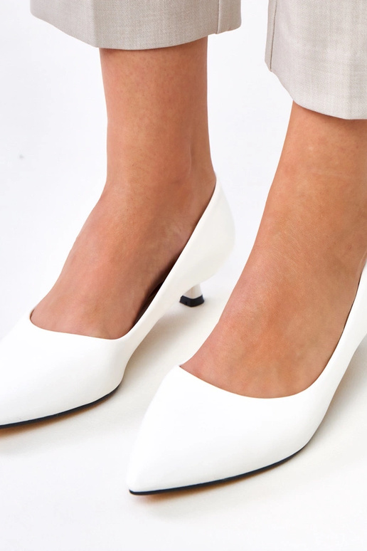 Weiße Schuhe mit niedrigem Absatz,... Weiße Schuhe mit niedrigem Absatz,...