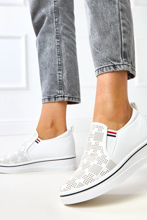 Weiße durchbrochene Sneakers auf... Weiße durchbrochene Sneakers auf...