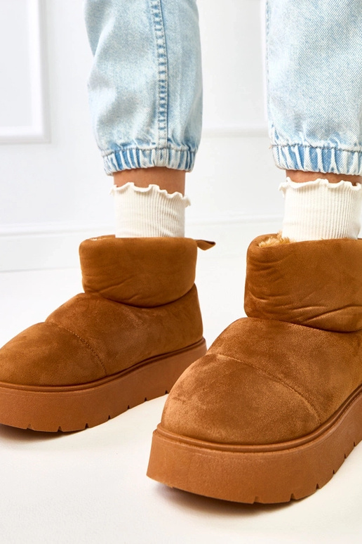 Braune warme Schneeschuhe auf... Braune warme Schneeschuhe auf...