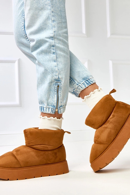 Braune warme Schneeschuhe auf... Braune warme Schneeschuhe auf...