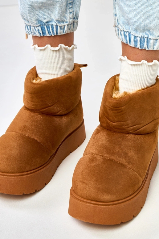 Braune warme Schneeschuhe auf... Braune warme Schneeschuhe auf...