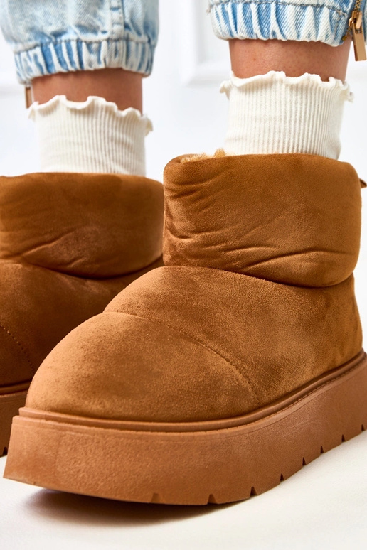 Braune warme Schneeschuhe auf... Braune warme Schneeschuhe auf...