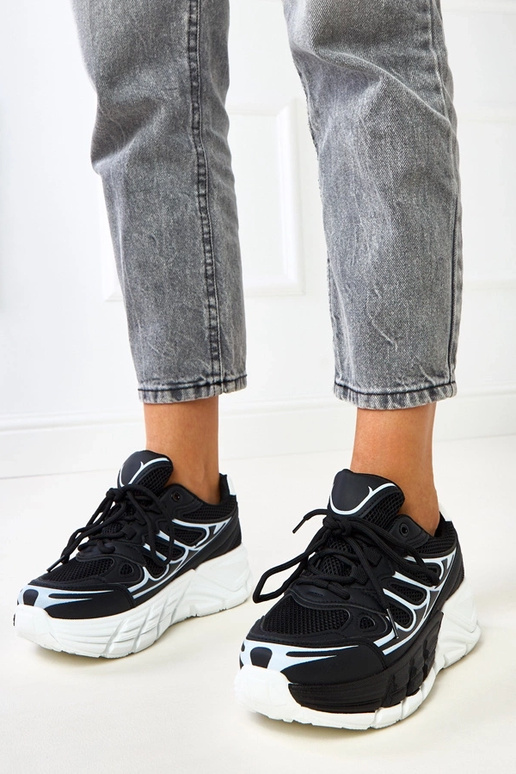 Schwarze Sneakers auf massivem Boden,... Schwarze Sneakers auf massivem Boden,...