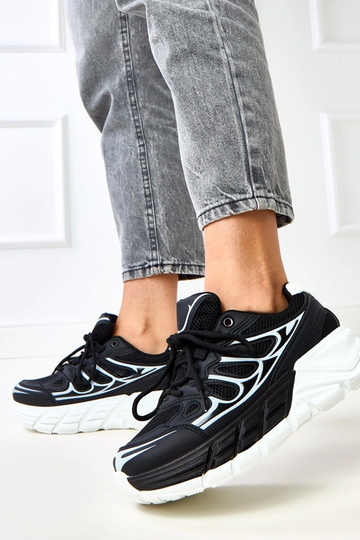 Schwarze Sneakers auf... 2