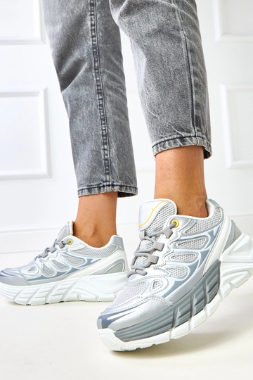 Silberne Sneakers auf...