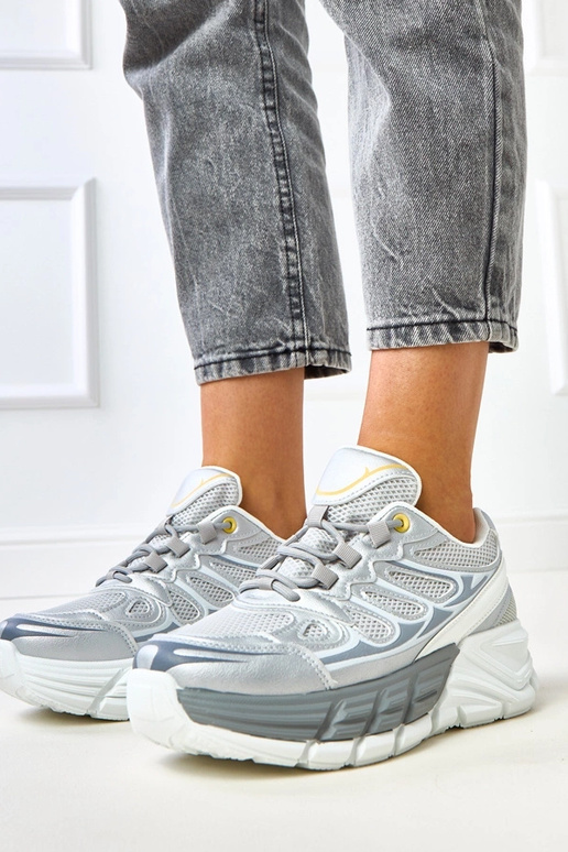 Silberne Sneakers auf massiver Sohle... Silberne Sneakers auf massiver Sohle...