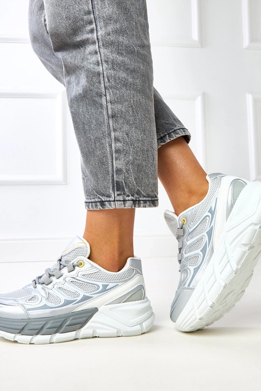 Silberne Sneakers auf massiver Sohle... Silberne Sneakers auf massiver Sohle...