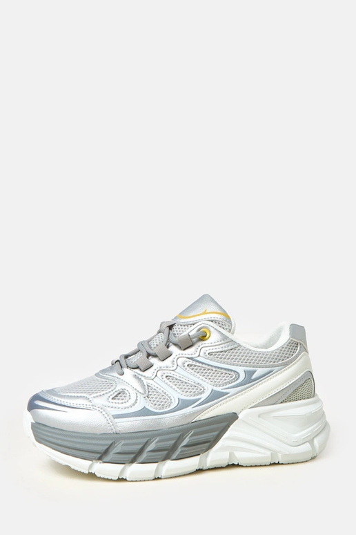 Silberne Sneakers auf massiver Sohle... Silberne Sneakers auf massiver Sohle...