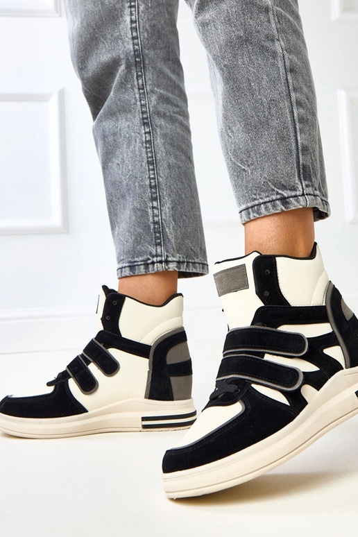 Hohe schwarz-weiße Sneakers mit... Hohe schwarz-weiße Sneakers mit...