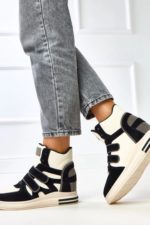 Hohe schwarz-weiße Sneakers mit... Hohe schwarz-weiße Sneakers mit...