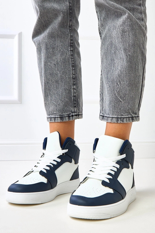 Hohe weiße dunkelblaue Sneakers mit... Hohe weiße dunkelblaue Sneakers mit...