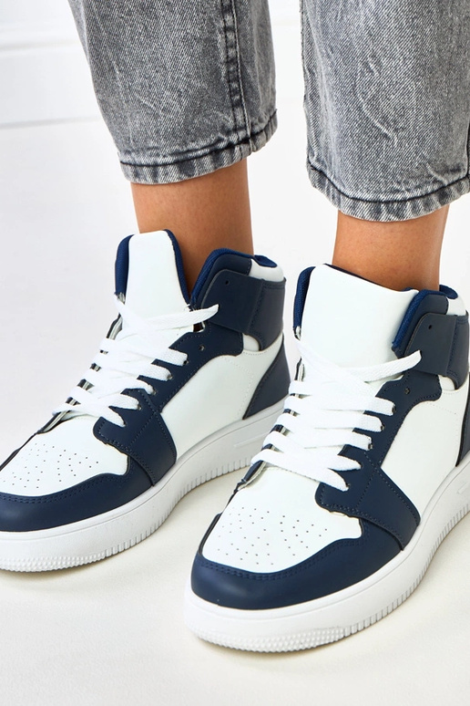 Hohe weiße dunkelblaue Sneakers mit... Hohe weiße dunkelblaue Sneakers mit...