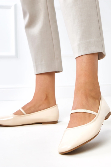 Beige lackierte Ballerinas...