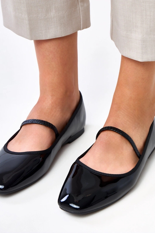 Schwarze lackierte Ballerinas mit... Schwarze lackierte Ballerinas mit...