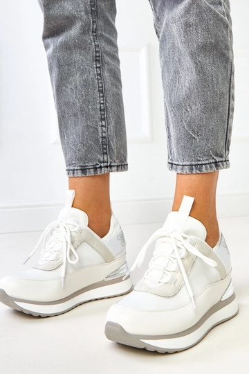 Weiße Sneakers mit...