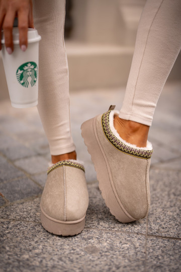 Schneestiefel Feminin mit einer Plattform sich Zuarm laufen mit Fell innen grüne Farbe Remenia