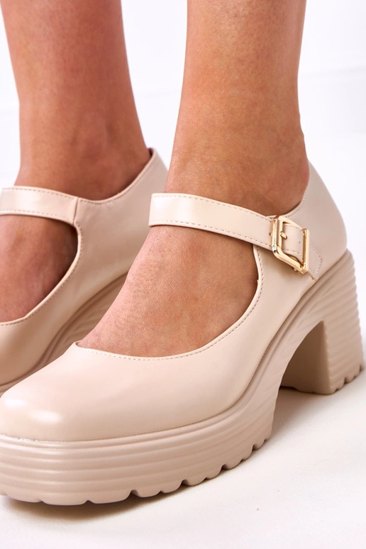 Sandfarbene Halbhohe Schuhe mit... Sandfarbene Halbhohe Schuhe mit...