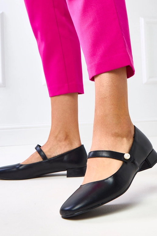 Schwarze flache Schuhe mit... Schwarze flache Schuhe mit...
