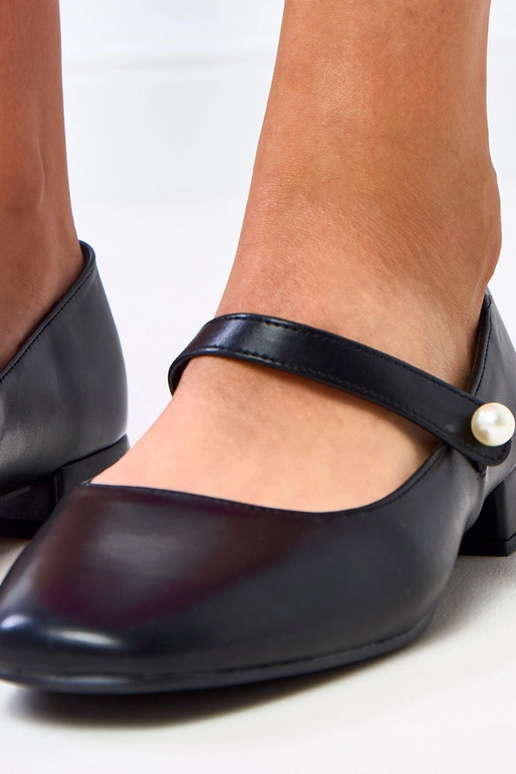 Schwarze flache Schuhe mit... Schwarze flache Schuhe mit...