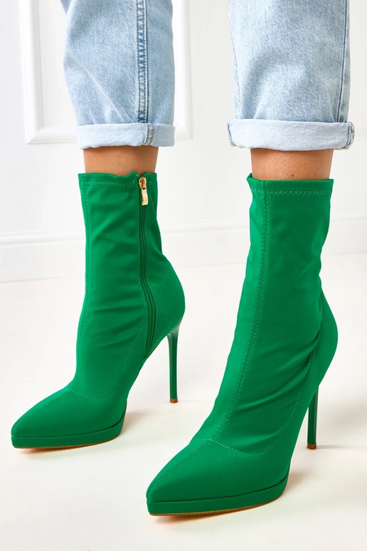 Grüne satinierte Stiefeletten auf... Grüne satinierte Stiefeletten auf...