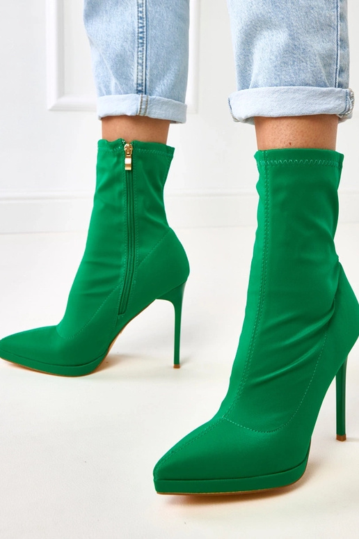 Grüne satinierte Stiefeletten auf... Grüne satinierte Stiefeletten auf...