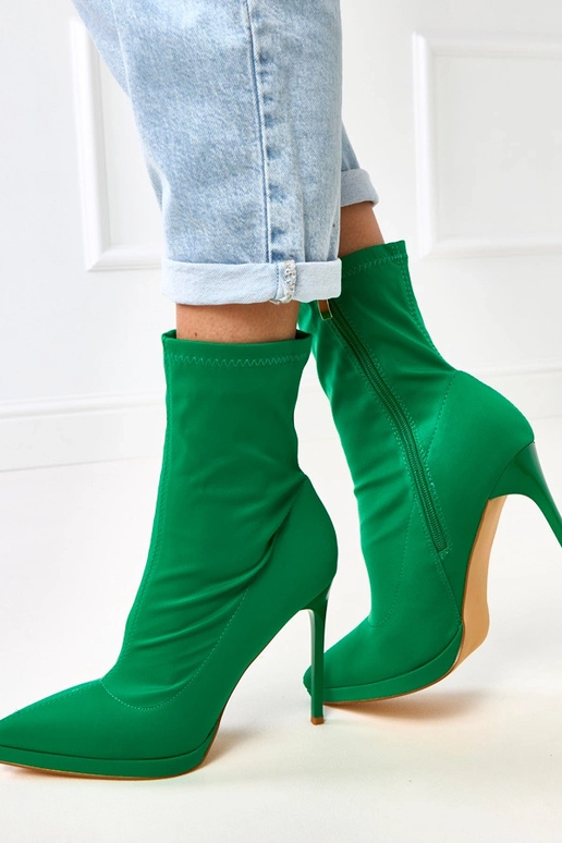 Grüne satinierte Stiefeletten auf... Grüne satinierte Stiefeletten auf...