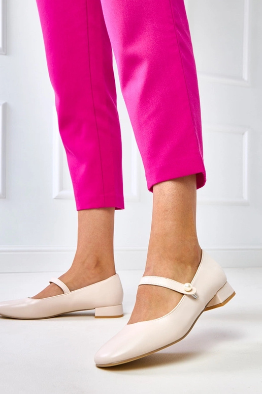 Sandfarbene Schuhe mit Absatz und... Sandfarbene Schuhe mit Absatz und...