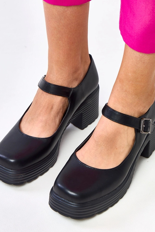 Schwarze Halbhohe Schuhe mit Absatz... Schwarze Halbhohe Schuhe mit Absatz...