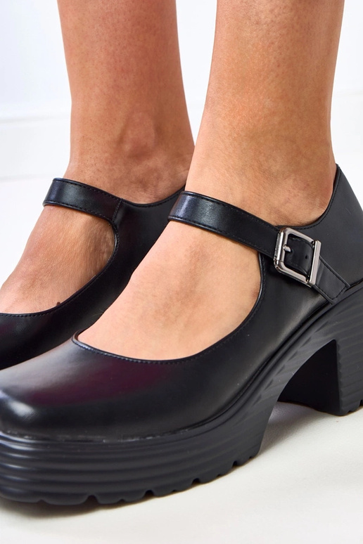 Schwarze Halbhohe Schuhe mit Absatz... Schwarze Halbhohe Schuhe mit Absatz...