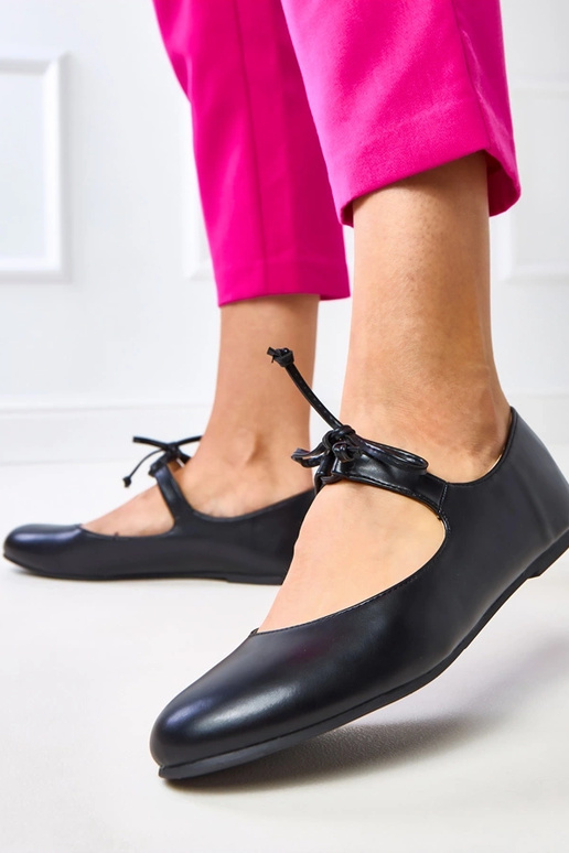 Schwarze Ballerinas mit Knöchelband... Schwarze Ballerinas mit Knöchelband...