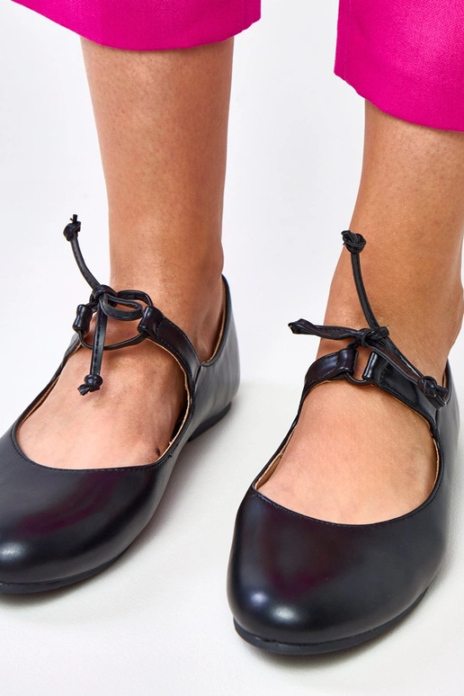 Schwarze Ballerinas mit Knöchelband... Schwarze Ballerinas mit Knöchelband...