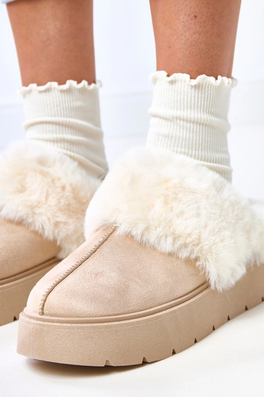 Sandfarbene kurze gefütterte... Sandfarbene kurze gefütterte...