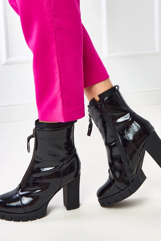 Schwarze lackierte Stiefeletten auf...